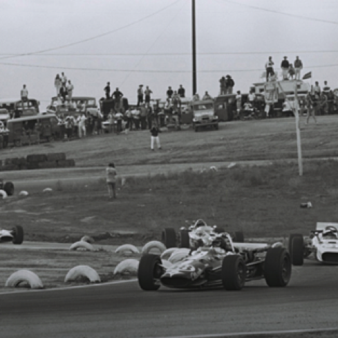 Dan Gurney est toujours  en tête...
 © D. Friedman